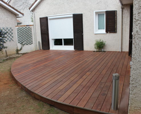 Terrasse en bois arrondie réalisée pour une maison à Montesson