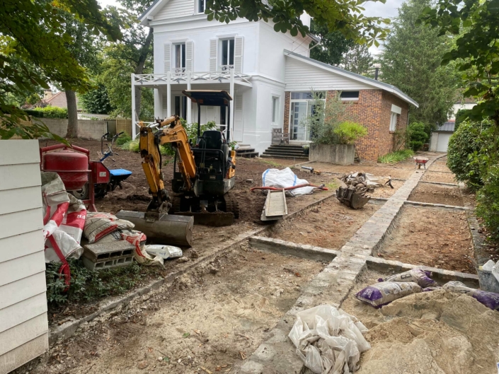 503601717_10160902490687116_9139438065052193513_n Chantier de création de jardin sur mesure en cours de réalisation à Maisons-Laffitte
