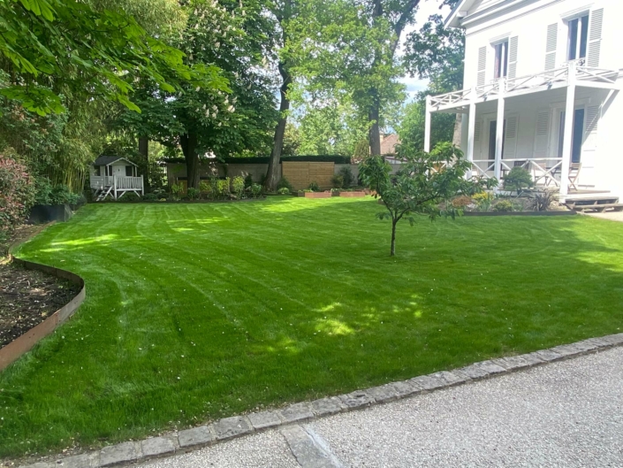 503671186_10160902490987116_5178338714919870693_n Création de jardin sur mesure achevée à Maisons-Laffitte